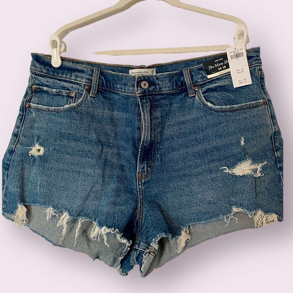 Abercrombie Curve Love High Rise Mom Short - Medium Destroy. Size 34 NWT